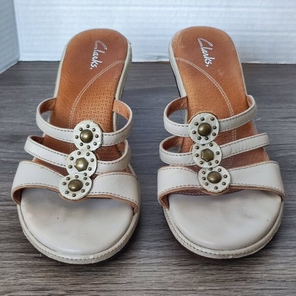 Clarks Strappy Sandals Sz 8 Beige Brown Leather Round Toe Slip On Heeled Sandal - Picture 3 of 15